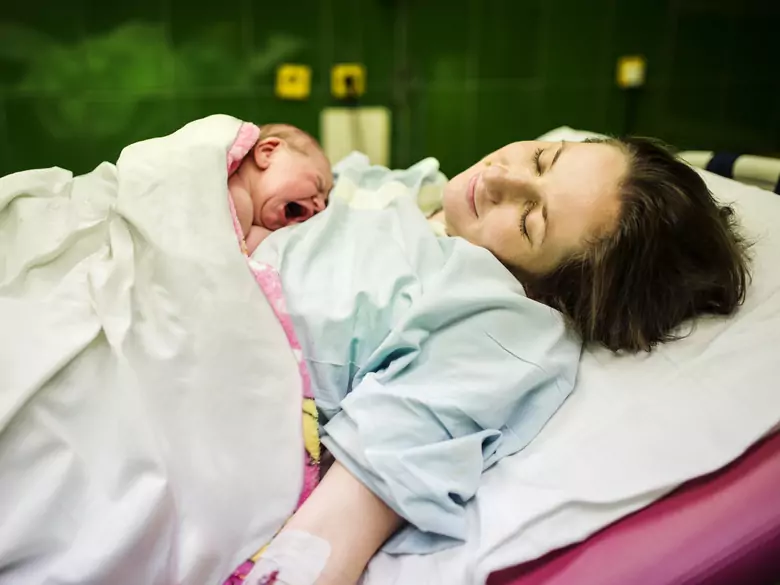 Poród naturalny i cesarskie cięcie – konsekwencje na pierwszym etapie życia dziecka